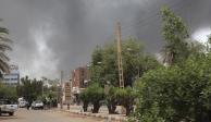 Se ve humo saliendo de un vecindario en Jartum, Sudán, el sábado 15 de abril de 2023. Feroces enfrentamientos entre el ejército de Sudán y los poderosos paramilitares del país estallaron en la capital y en otras partes de la nación africana.