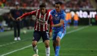 Isaac Brizuela cubre el balón ante la marca de Carlos Rodríguez en el más reciente duelo entre Chivas y Cruz Azul.