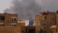 Se ve humo saliendo de los edificios durante los enfrentamientos entre las Fuerzas de Apoyo Rápido paramilitares y el ejército en Jartum Norte, Sudán. 22 de abril de 2023
