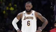 El alero de Los Angeles Lakers, LeBron James, se para en la cancha durante la primera mitad del Juego 3 de una serie de playoffs de la NBA ante los Memphis Grizzlies
