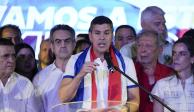 Santiago Peña, candidato presidencial del partido gobernante Colorado, centro, habla después del cierre de la votación durante las elecciones generales en Asunción, Paraguay, el domingo 30 de abril de 2023