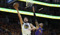 El escolta de los Warriors de Golden State Klay Thompson dispara ante la defensa del base de los Lakers de Los Ángeles D'Angelo Russell