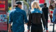 Una pareja de jóvenes camina tomada de la manos en calles de la CDMX