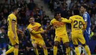 Futbolistas del Barcelona celebran uno de sus goles contra el Espanyol en el derbi catalán.