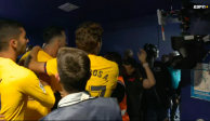 Jugadores del Barcelona se resguardan en el túnel del vestidor tras ser perseguidos por fans del Espanyol.
