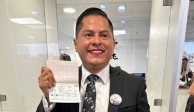 El primer pasaporte para persona no binaria en México se entregó por primera vez al magistrado Jesús Ociel Baena.
