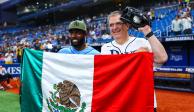 Randy Arozarena, pelotero mexicano de los Tampa Bay Rays, y Marcelo Ebrard, Secretario de Relaciones Exteriores (SRE) de México, en un partido de Grandes Ligas.