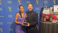 La mexicana Diana Flores recibe el premio en la ceremonia de los 44 Sports Emmy Awards.