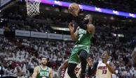 Jaylen Brown (7), de los Celtics de Boston, ataca la canasta sobre Bam Adebayo (13) durante la segunda mitad del Juego 4 de las finales de la Conferencia Este de la NBA