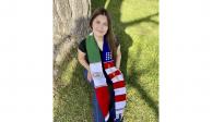 En la imagen, Naomi Peña Villasano posa con una chalina con las banderas de México y EU que las autoridades escolares de Colorado le prohibieron usar en la ceremonia de graduación de su secundaria