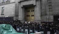 Policías resguardan las inmediaciones de la Suprema Corte de Justicia de la Nación (SCJN) luego de enfrentamiento por quienes mantenían plantón y manifestantes, el domingo.