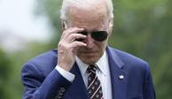 El presidente Joe Biden se retira los lentes de sol mientras se acerca a hablar con los reporteros después de regresar a la Casa Blanca, el domingo 28 de mayo de 2023,