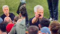 José Mourinho le regaló su medalla de segundo lugar a un pequeño fan después de la caída de la Roma en la final de la Europa League.