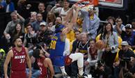 Aaron Gordon (50) encesta una canasta ante la mirada de Gabe Vincent (2) durante el Juego 1 de las Finales de la NBA entre Nuggets y Miami.