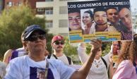 Familiares realizan una protesta para exigir se encuentre a los ocho jóvenes desaparecidos el 22 de mayo, que trabajaban en un call center en el estado de Jalisco, que presuntamente se dedicaba a hacer fraudes de tiempos compartidos.