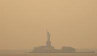 La Estatua de la Libertad en medio de un cielo brumoso, el miércoles 7 de junio de 2023, desde Staten Island, Nueva York.