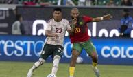 Jesús Gallardo conduce el esférico ante la marca de Bryan Mbeumo en el duelo amistoso entre México y Camerún.