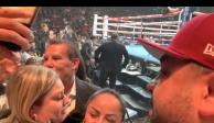 Julio César Chávez atiende a aficionados que acudieron a la pelea de box entre Jaime Munguía y Sergiy Derevyanchenko.