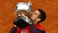 Novak Djokovic besa el trofeo de campeón de Roland Garros en junio de este año.