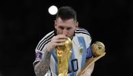 Lionel Messi besa la Copa del Mundo conquistada con Argentina tras la final del 18 de diciembre de 2022 ante Francia en Lusail, Qatar