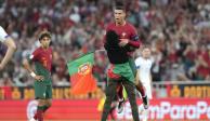 Un espontáneo abraza a Cristiano Ronaldo tras la victoria de Portugal sobre Bosnia en las eliminatorias rumbo a la Eurocopa 2024.