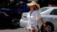Mujer en Querétaro se protege del calor.