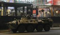 Un vehículo blindado de transporte de personal (APC) se ve junto a un centro comercial en la ciudad sureña de Rostov-on-Don, Rusia, el 24 de junio de 2023.