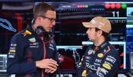 "Checo" Pérez habla con un ingeniero de Red Bull en Canadá, después de la carrera.