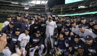 Domingo Germán festeja con sus compañeros de los Yankees su juego perfecto contra los Athletics en la MLB.
