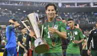 Diego Lainez celebra el título de la Copa Oro con la Selección Mexicana