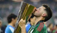 Santiago Giménez besa el trofeo de la Copa Oro que la Selección Mexicana conquistó a costa de Panamá el pasado 16 de julio.