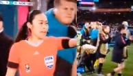 La árbitra Yoshimi Yamashita al momento de explicarle al público el penalti que marcó a favor de Nueva Zelanda en el juego inaugural del Mundial Femenil 2023.