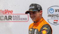 Pato O'Ward celebra su podio en el Grand Prix de Iowa de la IndyCar Series.
