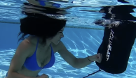 La peleadora mexicana de MMA, Lucero 'Loba' Acosta, entrena bajo el agua.