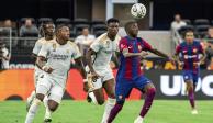Ousmane Dembelé intenta controlar el esférico ante las miradas de David Alaba y Aurelien Tchouameni durante el amistoso entre Barcelona y Real Madrid.