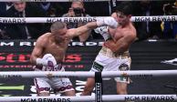 Isaac Pitbull Cruz conecta un golpe contra Giovanni Cabrera en la pelea de box celebrada en Las Vegas, Nevada.