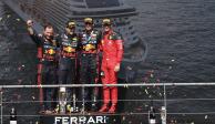 Checo Pérez, Max Verstappen y Charles Leclerc en la premiación del Gran Premio de Bélgica de Fórmula 1.