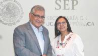El secretario general del SNTE, Alfonso Cepeda Salas, y la titular de la SEP, Leticia Ramírez Anaya, tras una reunión, el pasado jueves 3 de agosto.