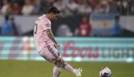 Lionel Messi al momento de patear al arco para su gol ante el FC Dallas en la Leagues Cup