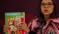 La secretaria de Educación Pública, Leticia Ramírez, muestra uno de los nuevos libros de texto gratuitos