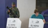 Un hombre vota durante las elecciones anticipadas de Ecuador, convocadas por el presidente Guillermo Lasso.