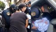 Policía de la Ciudad de México apoyó a mujer en labor de parto.