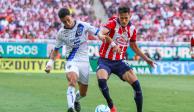 Maxi Meza y Jesús Orozco pelean por un balón en el cotejo entre Chivas y Monterrey.