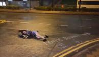 Vientos del supertifón Saola 'arrastran' a mujer por calles de Hong Kong.