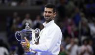 Novak Djokovic con el trofeo del US Open 2023, su título 24 en un torneo Grand Slam.