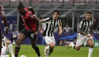 Rafael Leao, del Milan, intenta anotar durante el partido del grupo F de la Champions ante el Newcastle en el estadio San Siro de Italia