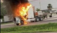 Camión incendiado en Tabasco, la mañana de este viernes.