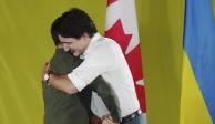 El primer ministro canadiense Justin Trudeau (der.) abraza al presidente ucraniano Zelenski en un acto en la Fort York Armoury en Toronto.