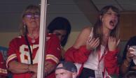 Taylor Swift (derecha) observa junto a la madre de Travis Kelce, Donna Kelce, el partido entre los Kansas City Chiefs y los Chicago Bears