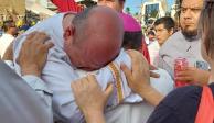 Sacerdote llora por la tragedia en una iglesia de Ciudad Madero, en Tamaulipas